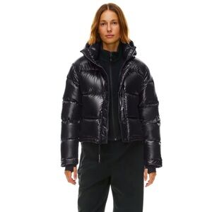 ARITZIA Super Puff Short. Slight scratch on right sleeve but perfect condition